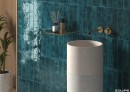 Niebieska hiszpańska ceramiczna płytka w połysku Equipe Menorca Amun 6,5x32,8 ze złotą baterią podtynkową oraz betonową okrągłą umywalką wolnostojącą