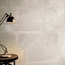 Beżowe płytki na ścianie imitujące beton Flaviker Backstage Bisque Naturale