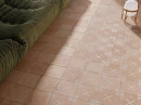 Hiszpańska płytka gresowa podłogowa imitująca kamień Peronda/Harmony Pangea Sand 22,3x22,3 na podłodze salonu w połączeniu z dekoracyjną płytką tego samego producenta