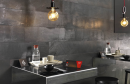 Restauracja z czarnymi płytkami na ścianie imitującymi metal Italgraniti Metaline Iron Melt