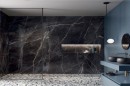Wszechstronna łazienka ze złotą armaturą, z czarnymi umywalkami,lustrem oraz czarnymi połyskującymi płytkami imitującymi marmur na ścianie,  Marazzi Allmarble Calacatta Black Lux 60x60 MEM2