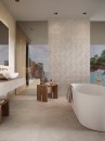 Łazienka z biała wanną wolnostojącą, umywalką nablatową, dekoracyjnymi płytkami na ścianie i beżowymi podłogowymi imitującymi kamień Porcelanosa Mystic Beige L Matt