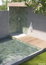 Hiszpańska płytka Equipe Spa and Pools Celadon Gloss 15x15 w wielu odcieniach zieleni i niebieskiego koloru na ścianie strefy kąpielowej oraz ścianach basenu