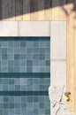 Hiszpańska płytka Equipe Spa and Pools Colonial Blue Gloss 15x15 w kolorze niebieskim na podłodze zewnętrznego basenu