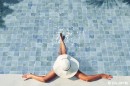 Hiszpańska niebieska płytka ścienna i podłogowa Equipe Spa and Pools Indigo Matt 15x15 wyłożona w zewnętrznym basenie