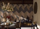 Jadalnia z płytkami ściennymi drewnopodobnymi z efektem kamienia w kolorze brązowo-szarym Porcelanosa Gent Stone 3D Arce Matt