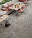 Wnętrze restauracji z szarymi płytkami podłogowymi imitującymi kamień, lastryko, Mirage Norr Farge RR 05