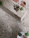 Nowoczesne wnętrze kwiaciarni z wyspą i szarymi płytkami imitującymi kamień - lastryko Mirage Norr Grus RR 09 Naturale