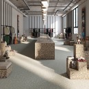 Nowoczesne studio mody z wyspą z płytkami Arcana Spuma Cacao oraz szarymi płytkami podłogowymi imitującymi beton z efektem mieszania farby Arcana Spuma-R Macchiato