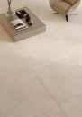 Gresowa płytka włoskiego producenta Emil Ceramica Ever-Stone Ivory Naturale R10 100x100 na podłodze salonu w połączeniu z beżowymi meblami