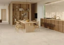Beżowa płytka gresowa imitująca beton Włoskiego producenta Emil Ceramica Ever-Stone Sand Naturale R10 100x100 EN5T na ścianie kuchni oraz podłodze jadalni i strefy kuchennej.