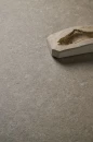 Gresowa szara płtka włoskiego producenta Emil Ceramica Ever-Stone Grey Naturale R10 60x120 EN4G wyłożona na podłodze