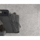 Salon z ciemną sofą, na podłodze płytki Ecoceramic Theater Pearl Satinado 60x120