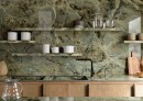 Kuchnia w zabudowie z zielonymi połyskującymi płytkami imitującymi marmur,  Marazzi Allmarble Verde Borgogna Lux 60x120 cm MELP