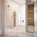 Salon wyłożony połyskującymi, beżowymi płytkami marmurowymi Marazzi Allmarble Calacatta Vena Vecchia Lux MF6R 60x120 cm