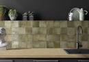Kuchnia z czarnym zlewem wpuszczanym w drewniany blat i zielonymi płytkami ściennymi cegiełkami Estudio Amazonia Moss Gloss 12,5x12,5