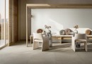 Wnętrze w stylu boho z drewnianymi siedziskami, białymi płytkami ściennymi Fioranese Ogi Bianco Maiolica oraz szarymi podłogowymi imitującymi beton Fioranese Ogi Grigio02