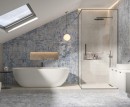 Łazienka na poddaszu z białą wanną wolnostojącą, kabiną prysznicową i niebieskimi płytkami ściennymi Aparici Rug Blue Natural oraz szarymi podłogowymi Aparici Rug Grey Natural