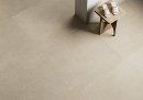 Płytka podłogowa imitująca beton, w kolorze beżowym, naturalna, matowa powierzchnia Fioranese Ogi Terra04 Naturale