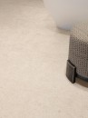 Pytka na podłodze  imitująca beton, w kolorze kremowym, matowa, strukturalna powierzchnia Porcelanosa Cancun Sand L