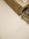 Pytka na podłodze imitująca beton, w kolorze kremowym, matowa, strukturalna powierzchnia Porcelanosa Cancun Sand L