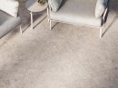 Pytka na podłodze imitująca beton, w kolorze ciemnobeżowym, matowa, strukturalna powierzchnia Porcelanosa Cancun Stone L