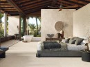 Otwarta sypialnia z  płytkami podłgowymi Porcelanosa Cancun Sand oraz ściennymi w kolorze kremowym imitującymi beton Block Cancun Sand i Canal Cancun Sand