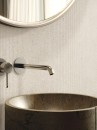 Łazienka z brązową umywalką nablatową, baterią podtynkową oraz beżowymi pytkami ściennymi imitującymi beton, matowa, strukturalna powierzchnia Porcelanosa Line Cancun Caliza