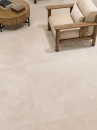 Płytka podłogowa imitująca beton, w kolorze kremowym, matowa powierzchnia Porcelanosa Santorini Bone