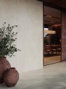 Wnętrze z płytką ścienno-podłogową imitującą beton, w kolorze szarym Porcelanosa Santorini Grey L
