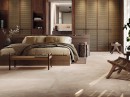 Sypialnia z beżowymi płytkami podłogowymi imitującymi beton Porcelanosa Santorini Taupe L