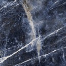 Połyskująca płytka imitująca marmur w niebieskim kolorze z bialymi żyłami, Marazzi Grande Marble Look Sodalite Blu Lux 120x120 cm MEN3