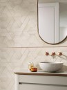 Łazienka z umywalką nablatową typu misa, miedzianą baterią podtynkową oraz  beżowymi, dekoracyjnymi płytkami na ścianie Porcelanosa Deco Terra Bone