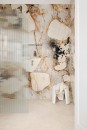 Wnęka łazienkowa wyłożona połyskującymi płytkami imitującymi marmur w multikolorze, Marazzi Grande Marble Look Patagonia Lux