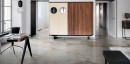 Biuro wyłożone na podłodze z matowymi beżowymi płytkami imitującymi marmur, Marazzi Grande Marble Look Calacatta Vena Vecchia Matt, z dużą szafą oraz biurkiem i krzesełkiem