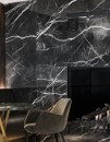 Ściana wyłożona matowymi czarnymi płytkami imitującymi marmur, Marazzi Grande Marble Look Calacatta Black Matt, z kominkiem