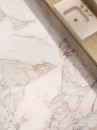 Łazienka z płytkami podłogowymi marmuropodobnymi w kolorze białym z kremowymi żyłami Porcelanosa Clacatta Antico