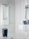 Kabina prysznicowa z białymi płytkami ściennymi marmuropodobnymi ze strukturalną powierzchnią Porcelanosa Mosaico Carrara Blanco 33,3x100