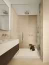 Łazienka z umywalką nablatową i lustrem, w której dominuje naturalny trawertyn, płytki ścienne Marazzi Fabula Wall Travertino tworzą przytulną i relaksującą atmosferę, idealną do odpoczynku po ciężkim dniu