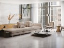 Salon z beżową sofą wypoczynkową i szarymi płytkami podłogowymi marmuropodobnymi Porcelanosa Indic