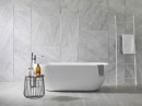 Łazienka z białą wanną wolnostojącą i szarymi płytkami marmuropodobnymi Porcelanosa Indic