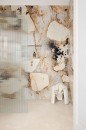 Aranżacja łazienki z płytkami Marazzi Grande Marble Look Patagonia Lux na ścianie, biały taboret i szklana kabina prysznicowa dopełniają nowoczesny design
