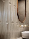 Płytka ścienna marmuropodobna w kolorze beżowym, matowa, strukturalna powierzchnia Porcelanosa Deco Beige Velluto 59,6x150 100354907