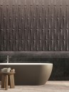 Łazienka z wanną wolnostojacą i dekoracyjnymi, marmuropodobnymi, czarnymi płytkami na ścianie Porcelanosa Deco Nero Velluto 59,6x150 100354913
