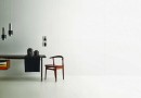 Płytki Marazzi Grande Solid Color Look White Matt na podłodze i ścianie w pokoju z drewnianym krzesłem i designerskimi lampami, biała, matowa powierzchnia płytek nadaje wnętrzu nowoczesny charakter