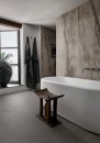 Ekskluzywna łazienka z wanną i ścianą wyłożoną płytkami Marazzi Grande Stone Look Silver Root Naturale, naturalny wzór kamienia tworzy elegancką i luksusową atmosferę