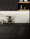 Ekskluzywna kuchnia z blatem i frontami szafek wykończonymi płytkami Marazzi Grande Stone Bahia Black Naturale, naturalny wzór czarnego kamienia tworzy elegancką i nowoczesną atmosferę