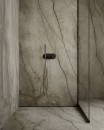 Płytki Marazzi Grande Stone Look Silver Root Naturale na ścianach i podłodze w kabinie prysznicowej z czarną armaturą, naturalny wzór kamienia dodaje wnętrzu surowego charakteru