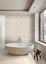 Płytki Marazzi Limestone Wall Ivory na ścianie w łazience z wolnostojącą wanną i dużym oknem, naturalny wzór wapienia dodaje wnętrzu subtelności