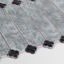 Mozaika dekoracyjna ścienno-podłogowa w kolorze szarym, matowa powierzchnia Raw Decor Cecile Concrete Matowa z Czarną Koniczyną 25x22,8